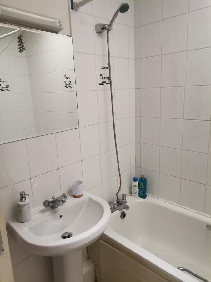Bright And Cozy Room With Double Bed, Private Bathroom Not Ensuite, Breakfast To Go 都柏林 外观 照片